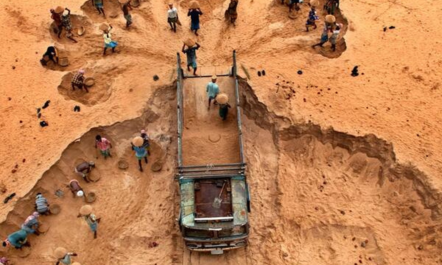 River-bed mineral and sand operations